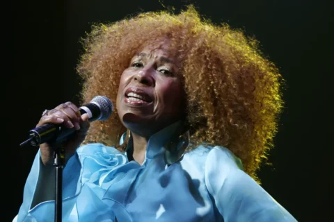 Roberta Flack sings on stage