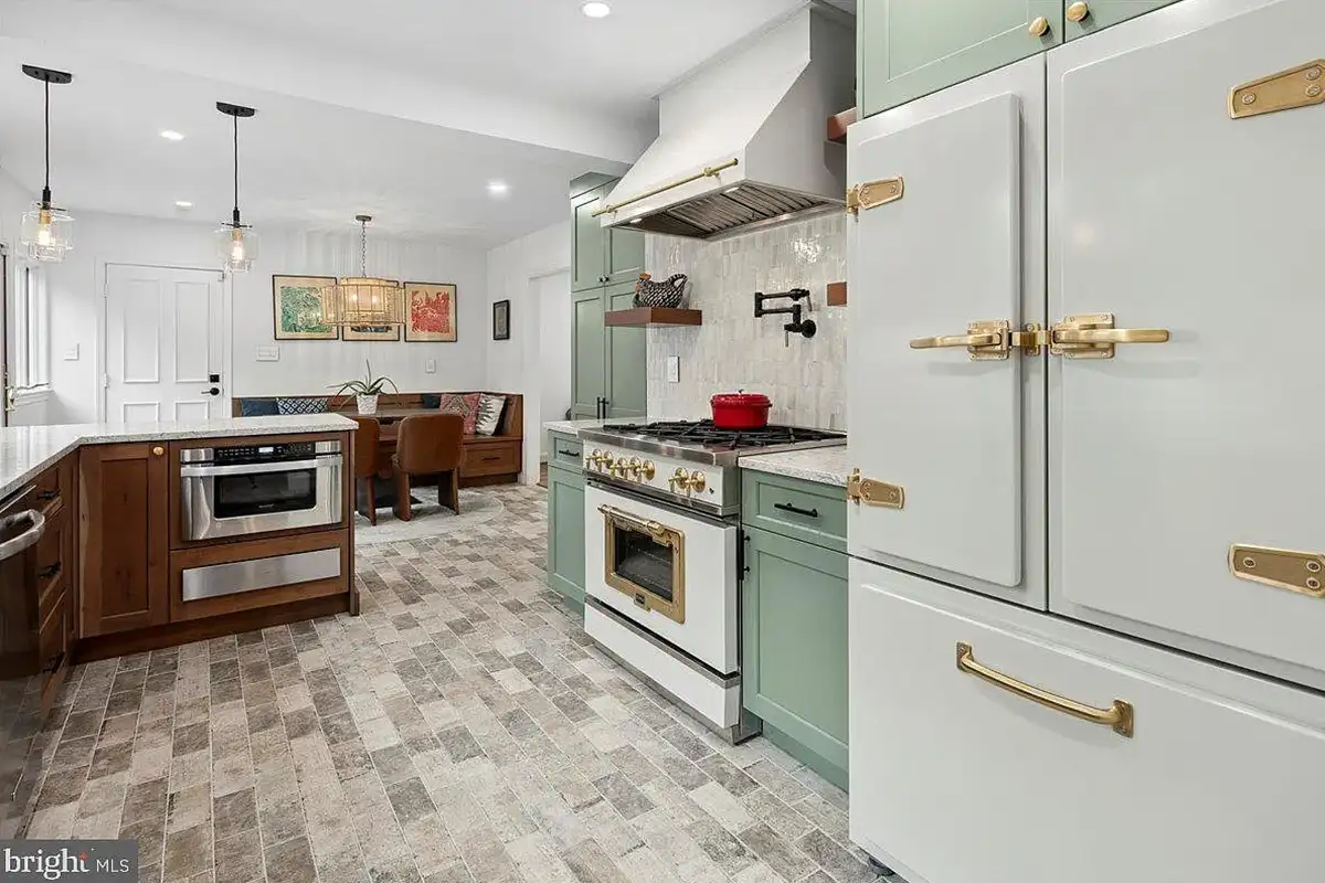 Kitchen with retro appliances