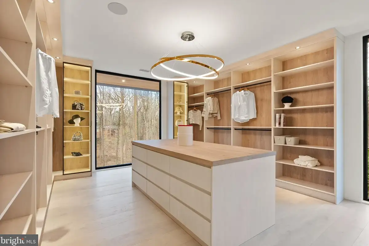 Walk-in closet