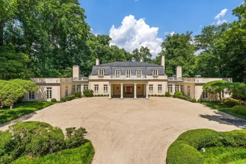 1260 Crest Ln., McLean exterior