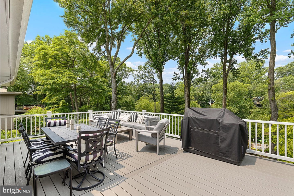 deck of 3504 Pinetree Ter. 