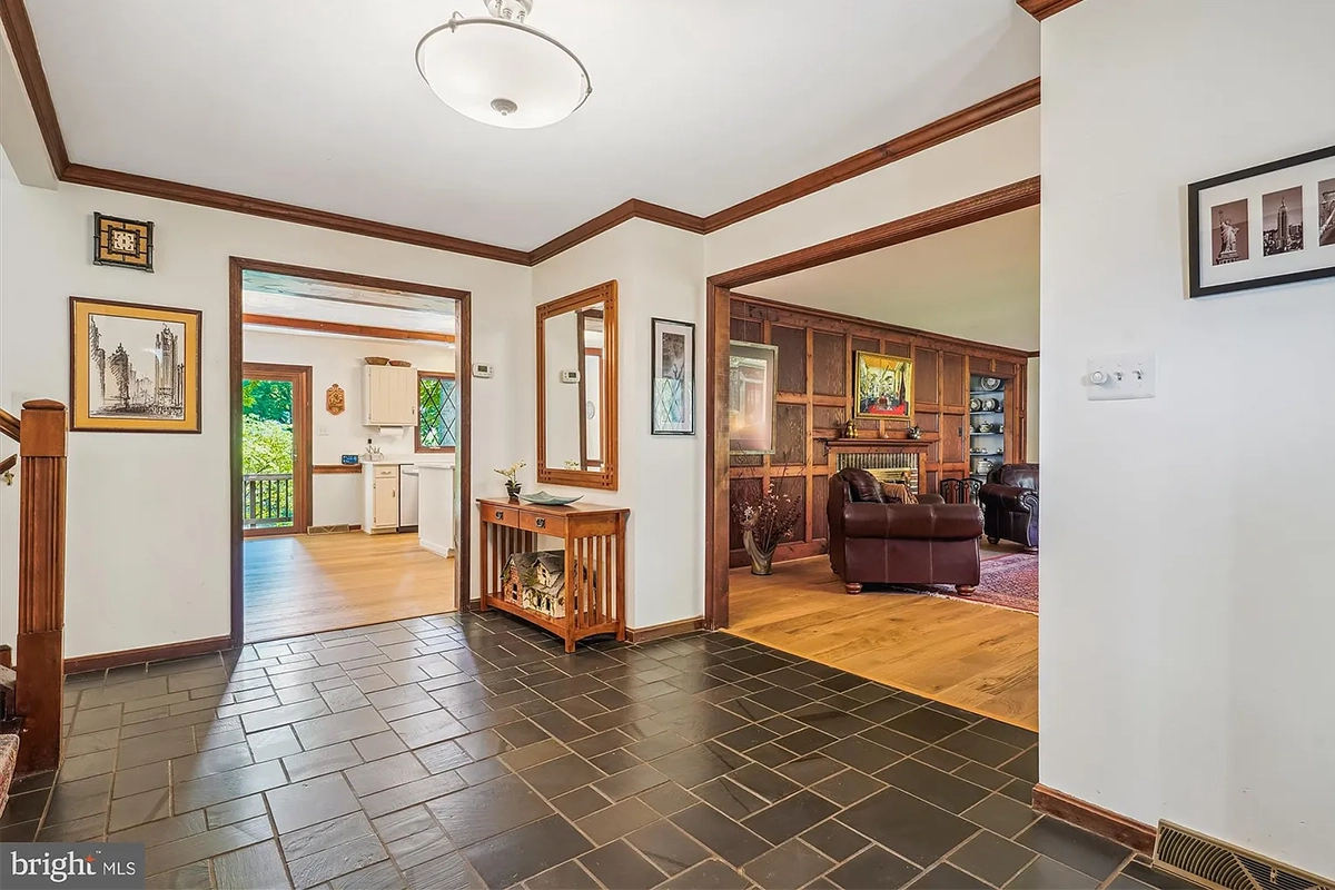 Foyer image of 4499 Larchmont Ct.