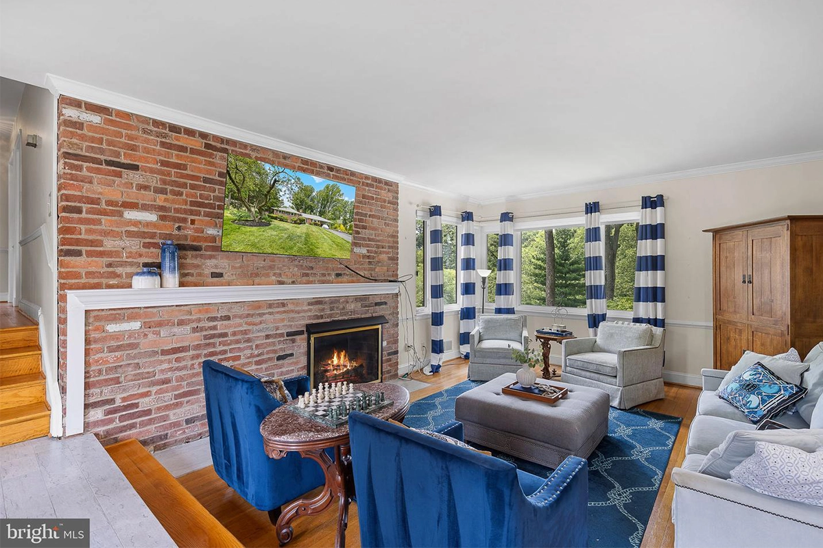 Living room of 3504 Pinetree Ter. 