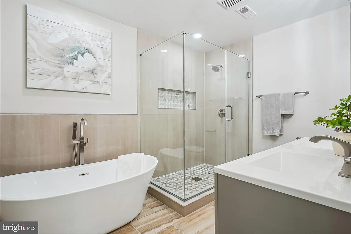primary bathroom at 4499 Larchmont Ct.
