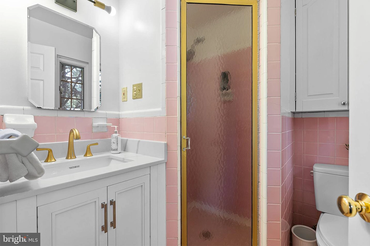 primary bathroom of 3504 Pinetree Ter. 