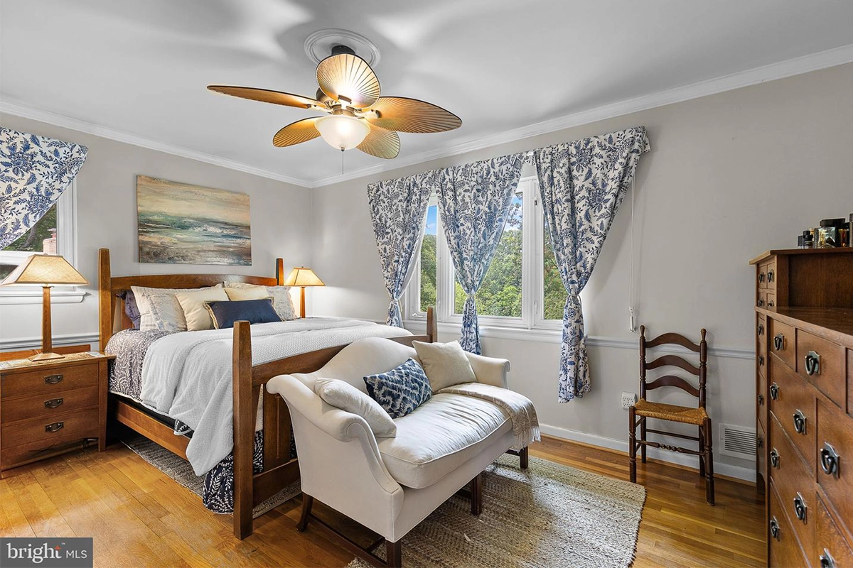 primary bedroom of 3504 Pinetree Ter. 