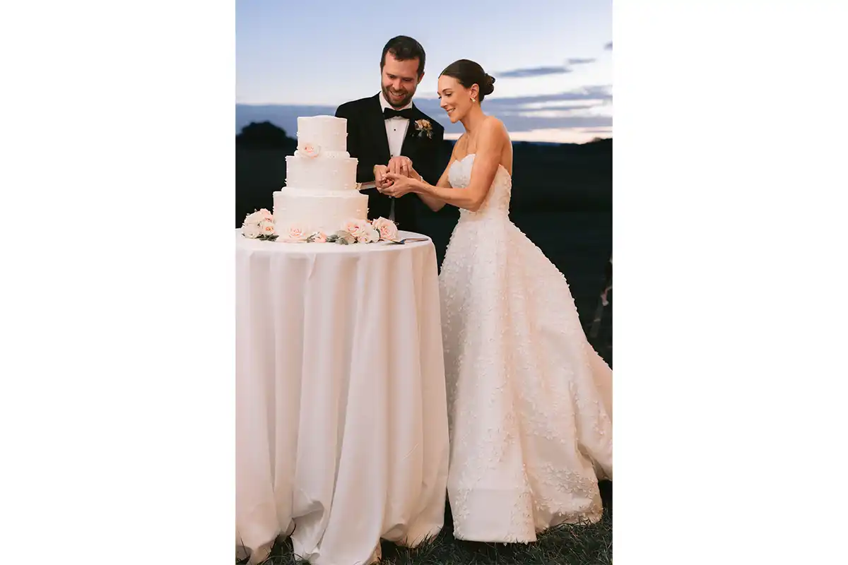 hannah smythe and derek whelan cutting wedding cake