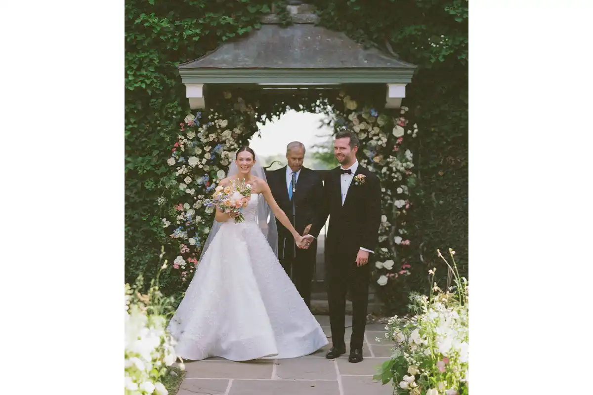 hannah smythe and derek whelan walking down aisle