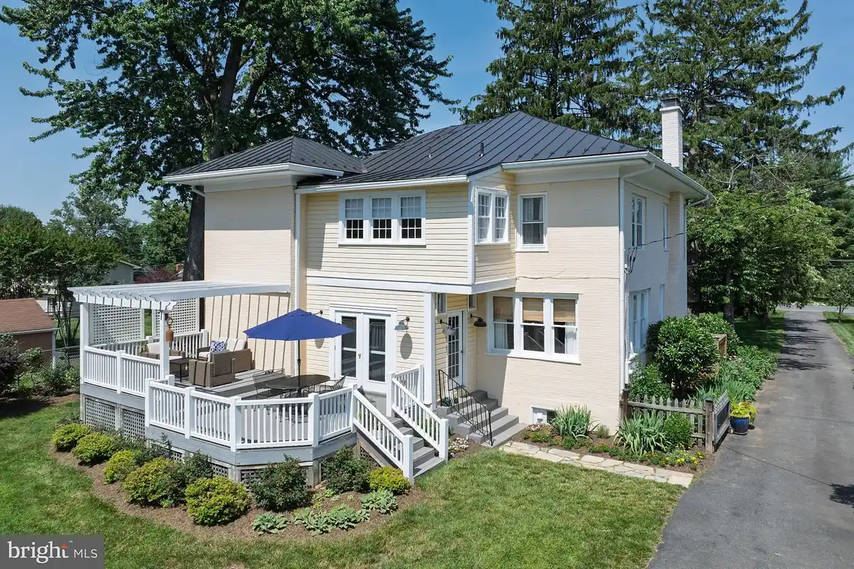 two-level deck with pergola