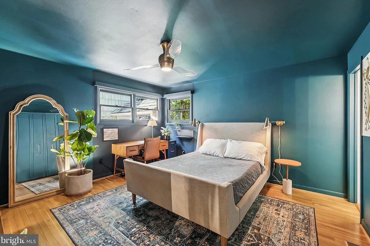 the primary suite at 2307 Sherwood Hall Ln
