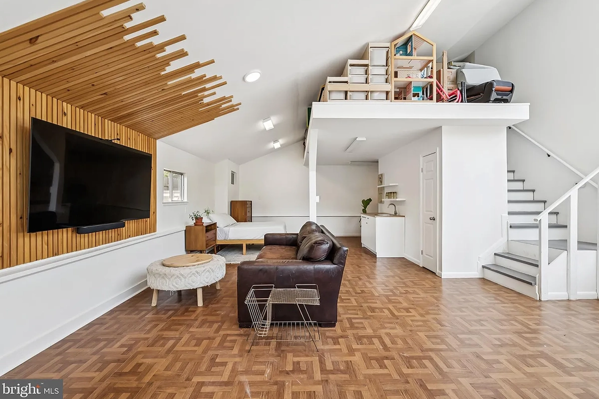 Secondary house at 2307 Sherwood Hall Ln