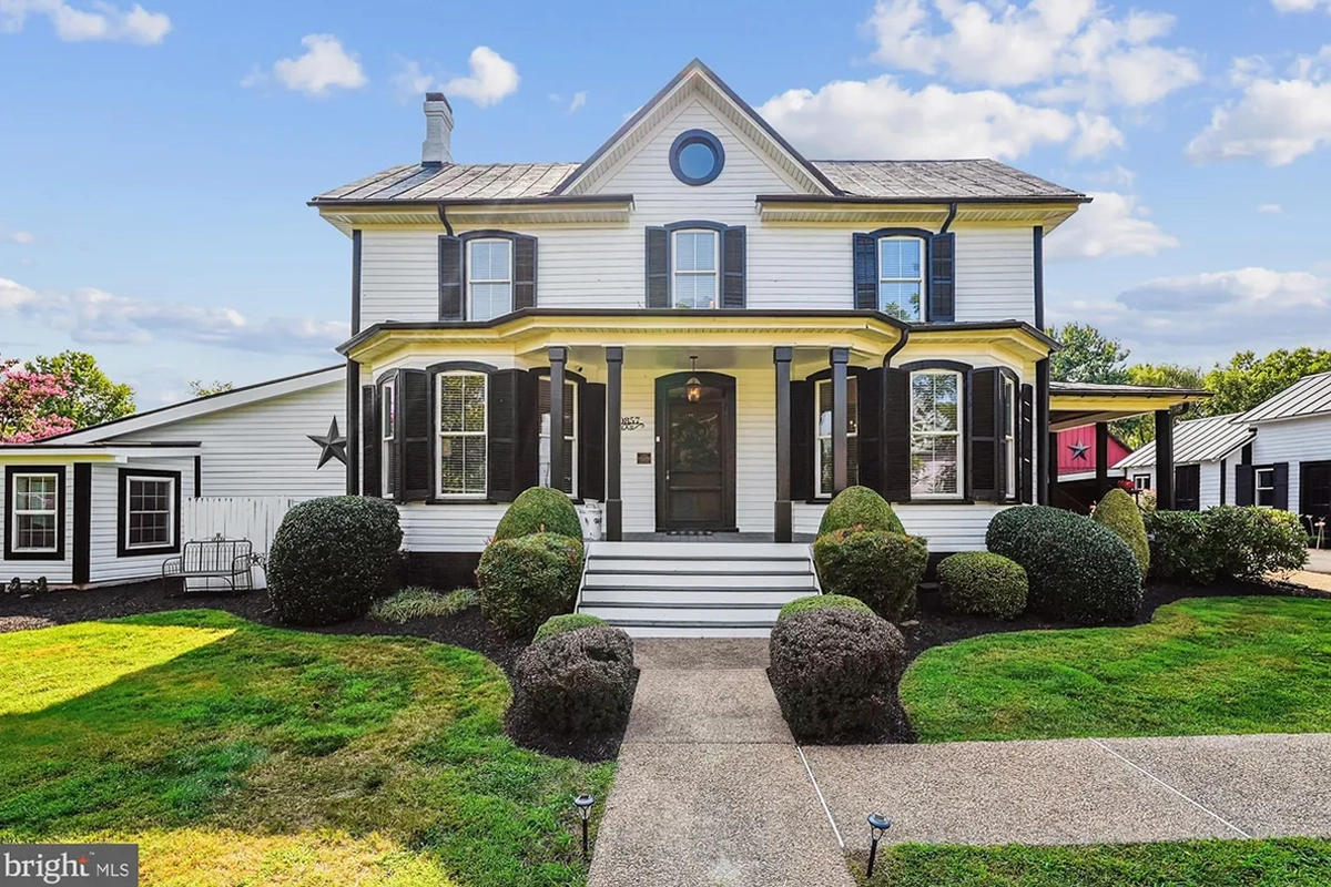 black and white farmhouse in ashburn