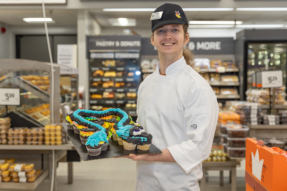 Adam Wald, Vienna Giant baker becomes a viral sensation from his cupcakes