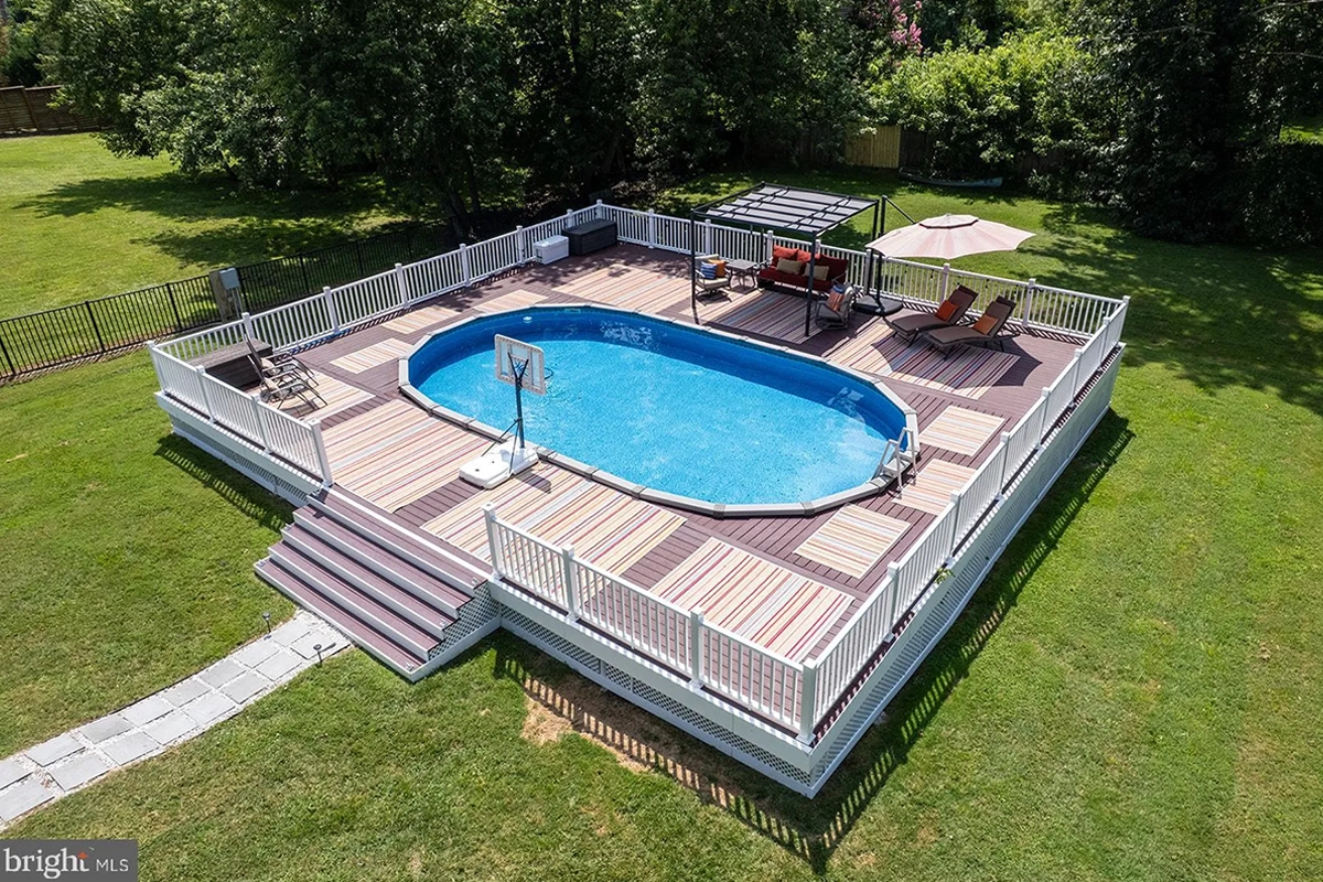 pool/backyard of farmhouse in ashburn