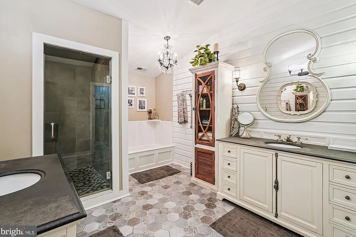 bathroom of farmhouse in ashburn