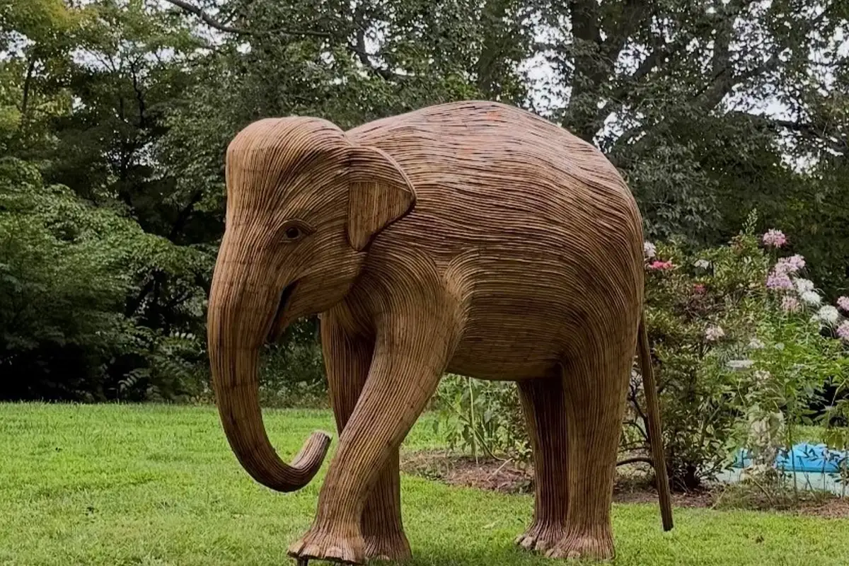Li Doo Mooh sculpture at Alexandria's River Farm