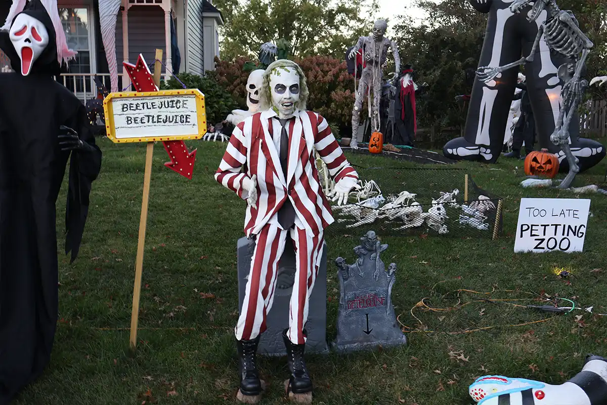 beetlejuice halloween display