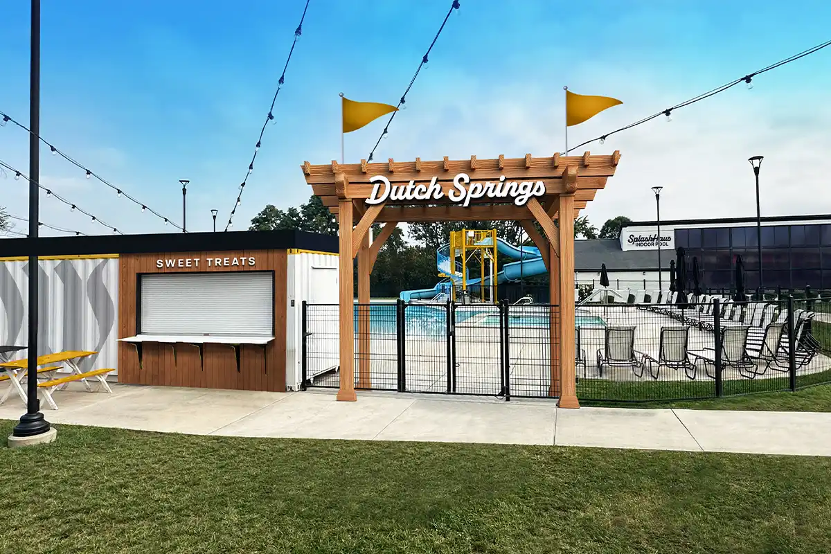 outdoor pool at dutch wonderland inn