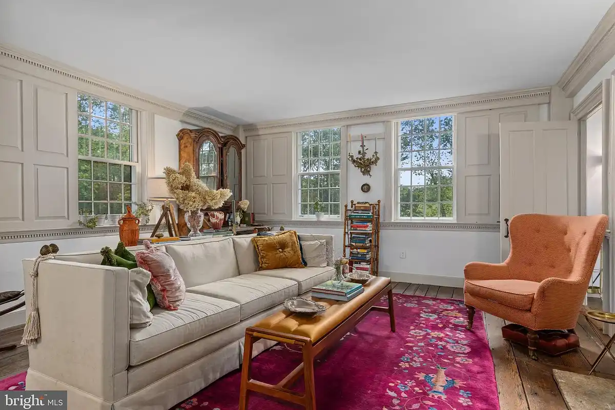 sitting room with bright pink area rug