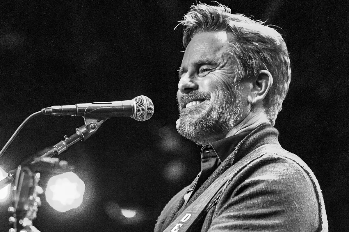 Charles Esten performing.