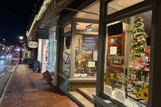 Leesburg stores decorated for the holidays