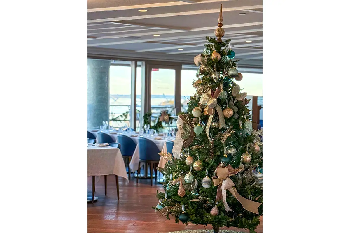 The dining room at Jula’s on the Potomac with a Christmas tree