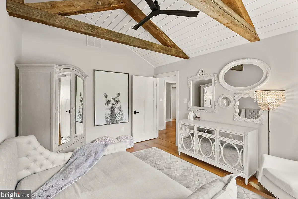 Secondary upstairs bedroom