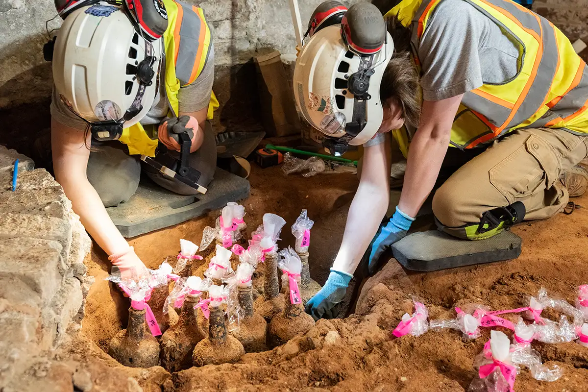 18th-century bottles find in Mount Vernon's cellar. 