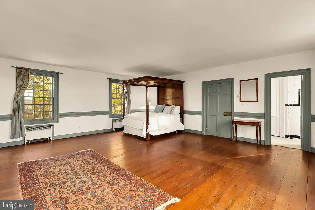 owner's suite with original flooring