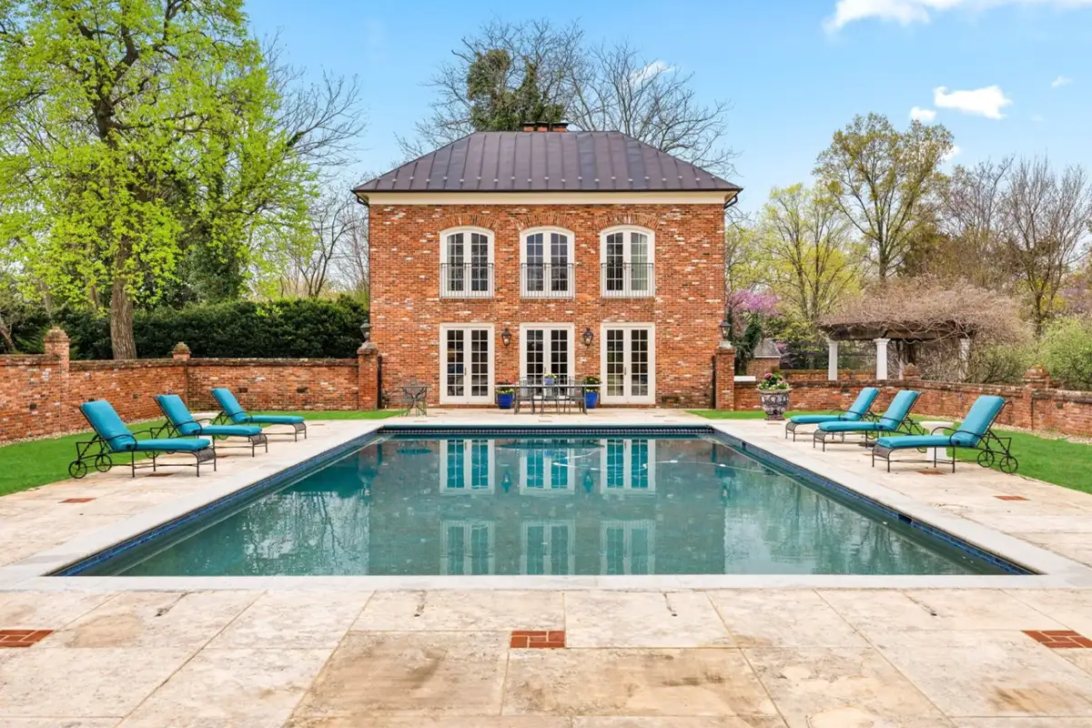Poolhouse and pool