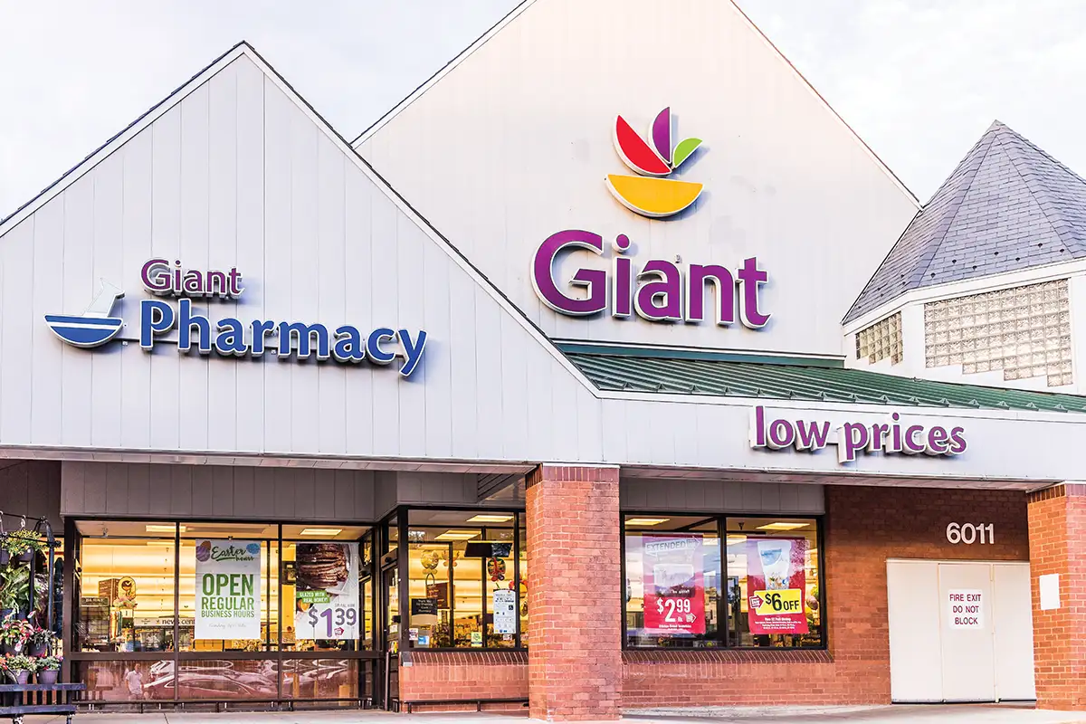 Exterior of Giant grocery store