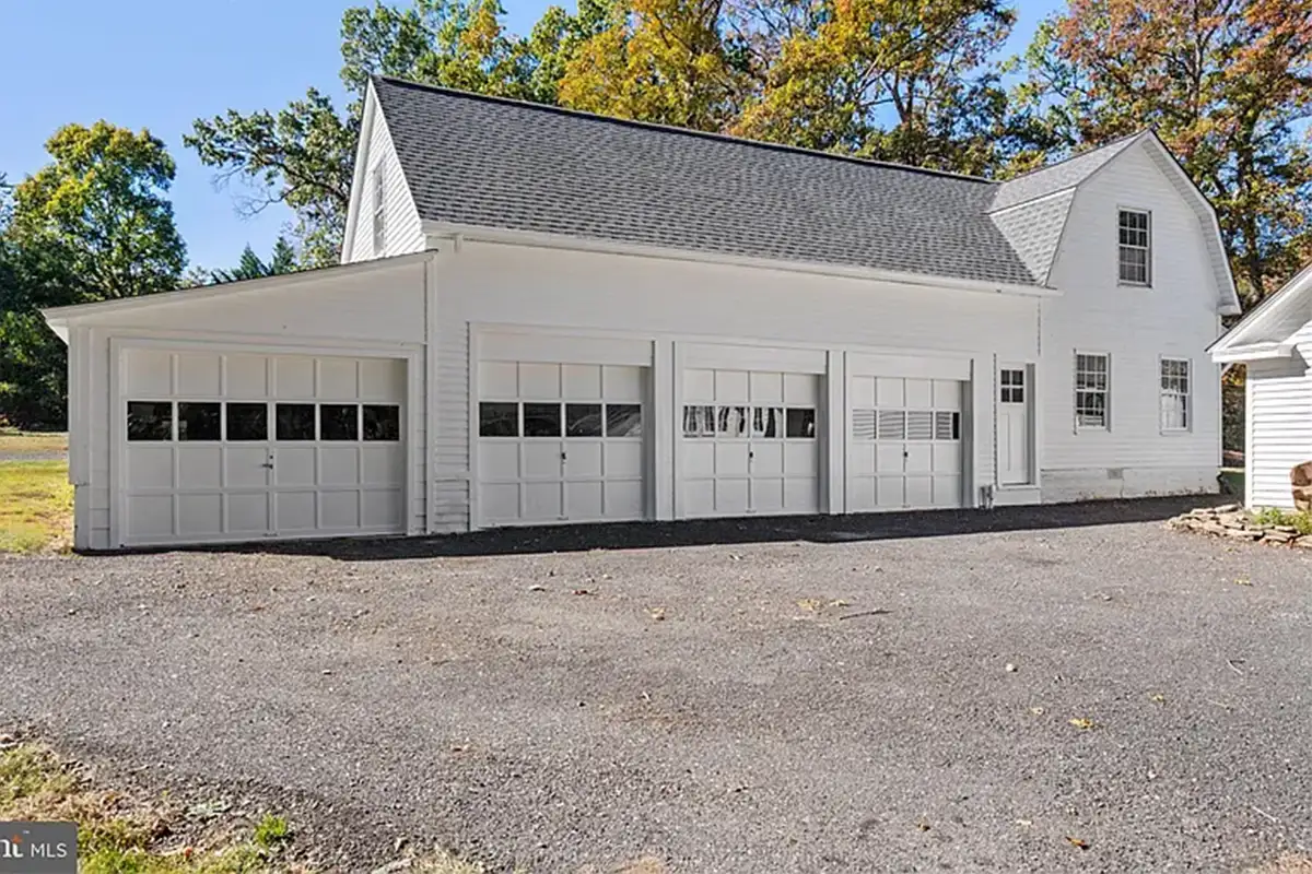 Garage of 4559 Weston Rd
