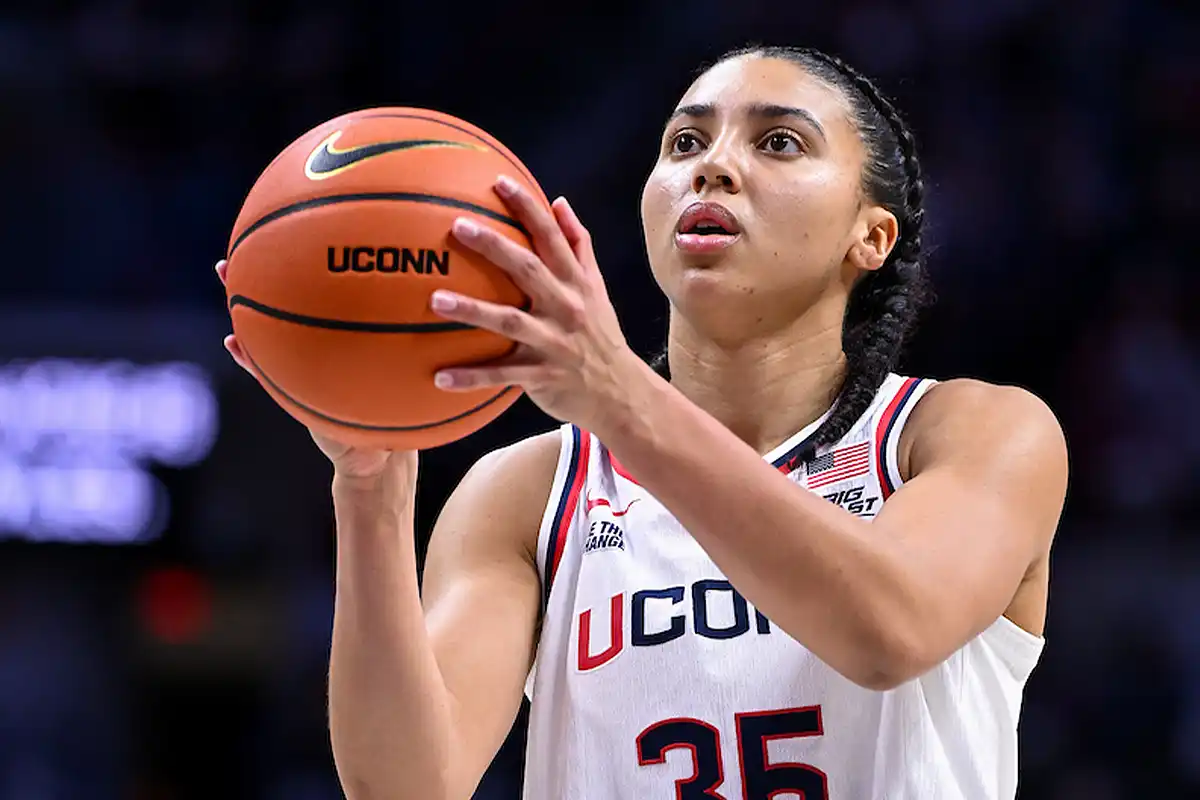 UConn women's basketball plater Azzi Fudd prepares to shoot the basketball