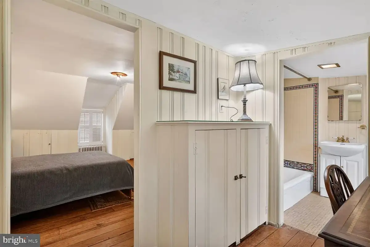 Nook/ensuite bathroom of 1222 28th St NW