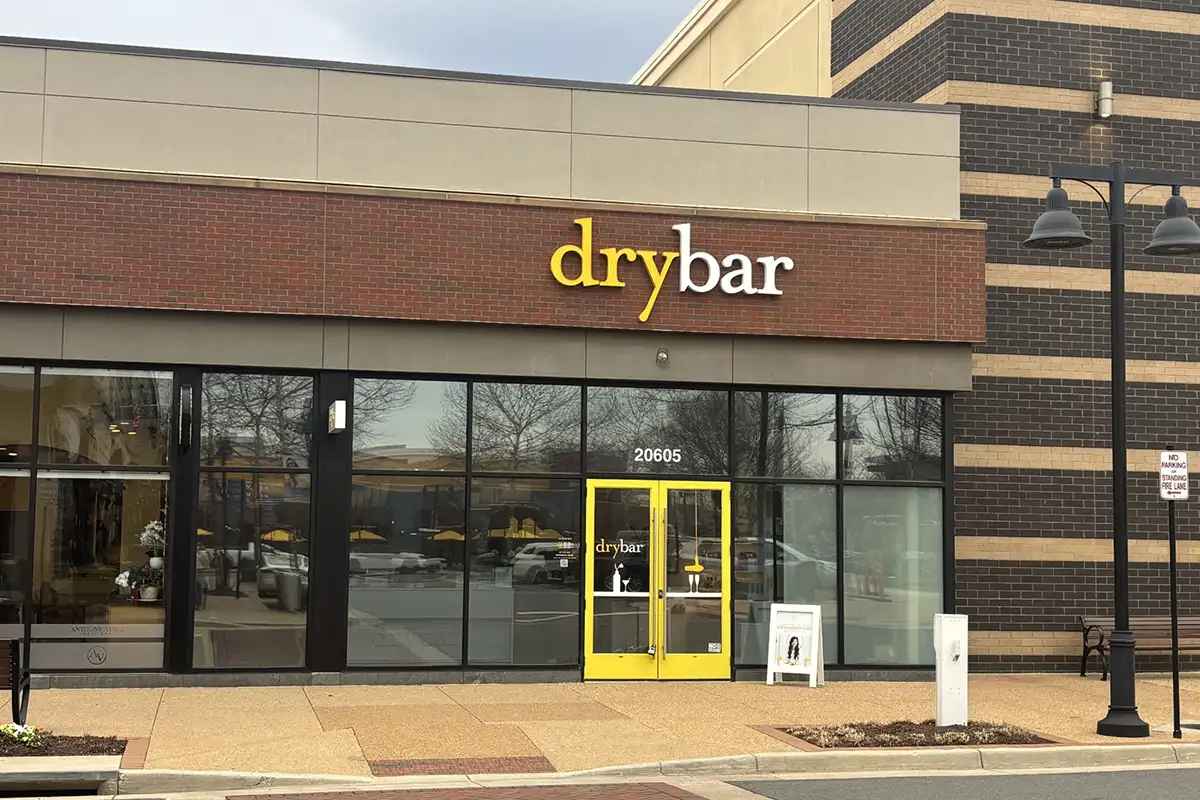 Dry Bar storefront at One Loudoun