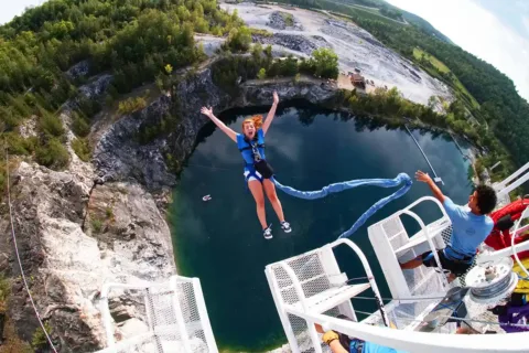 person bungee jumping off tower