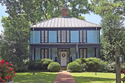 exterior image of saunders house in warrenton