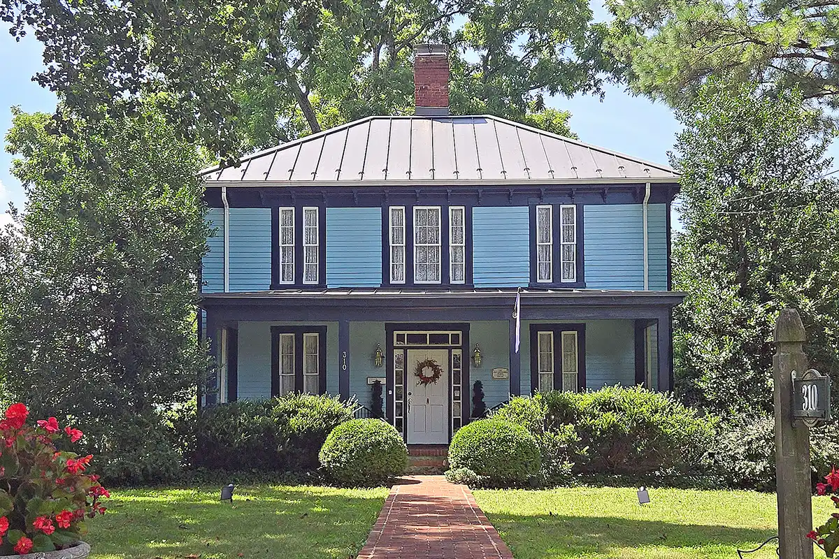 exterior image of saunders house in warrenton