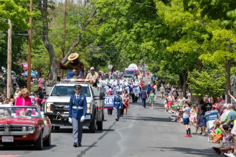 the Shenandoah Apple Blossom Festival parade