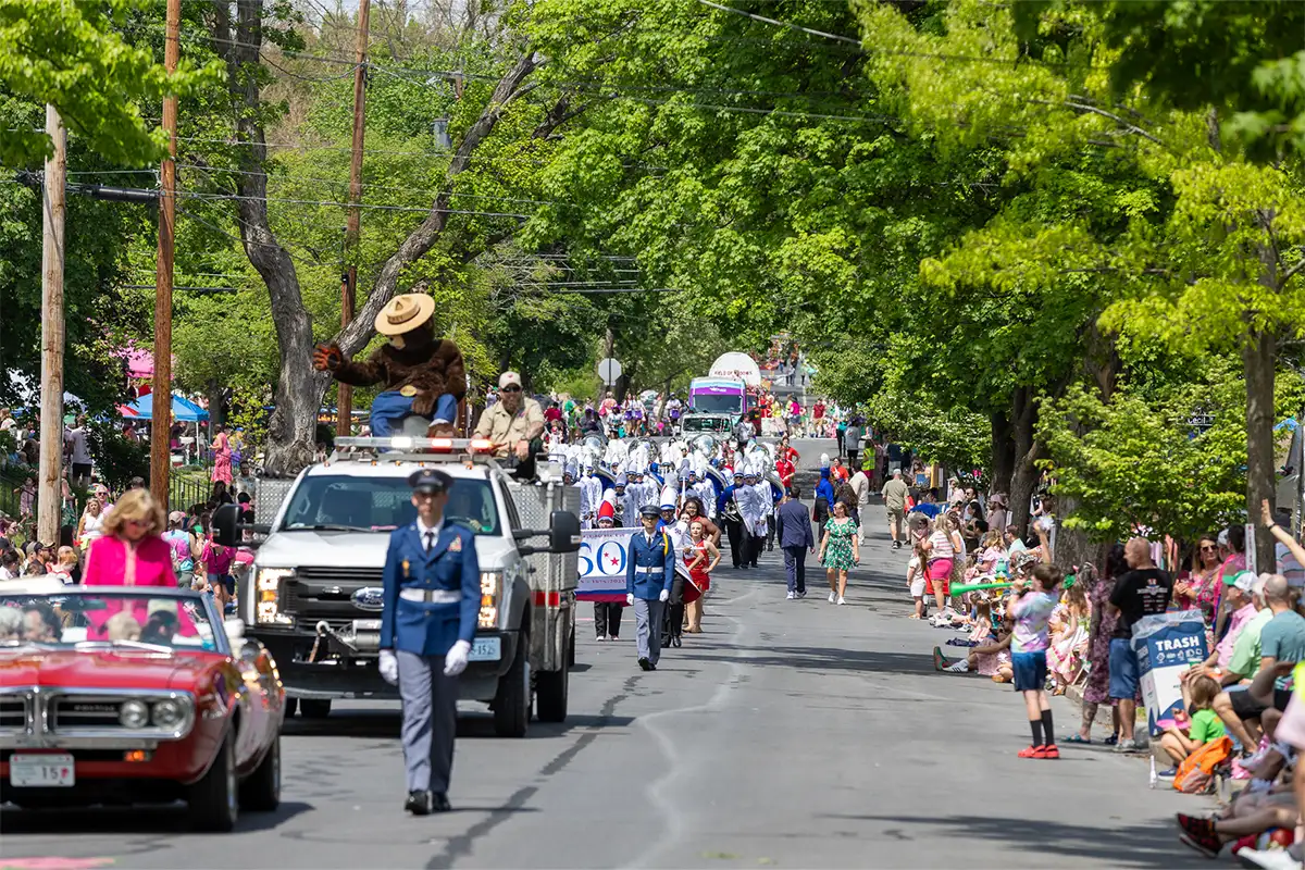 the Shenandoah Apple Blossom Festival parade