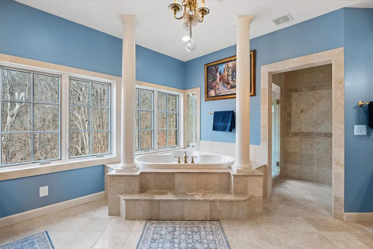 Master bathroom with tub of 10036 Lake Occoquan Dr