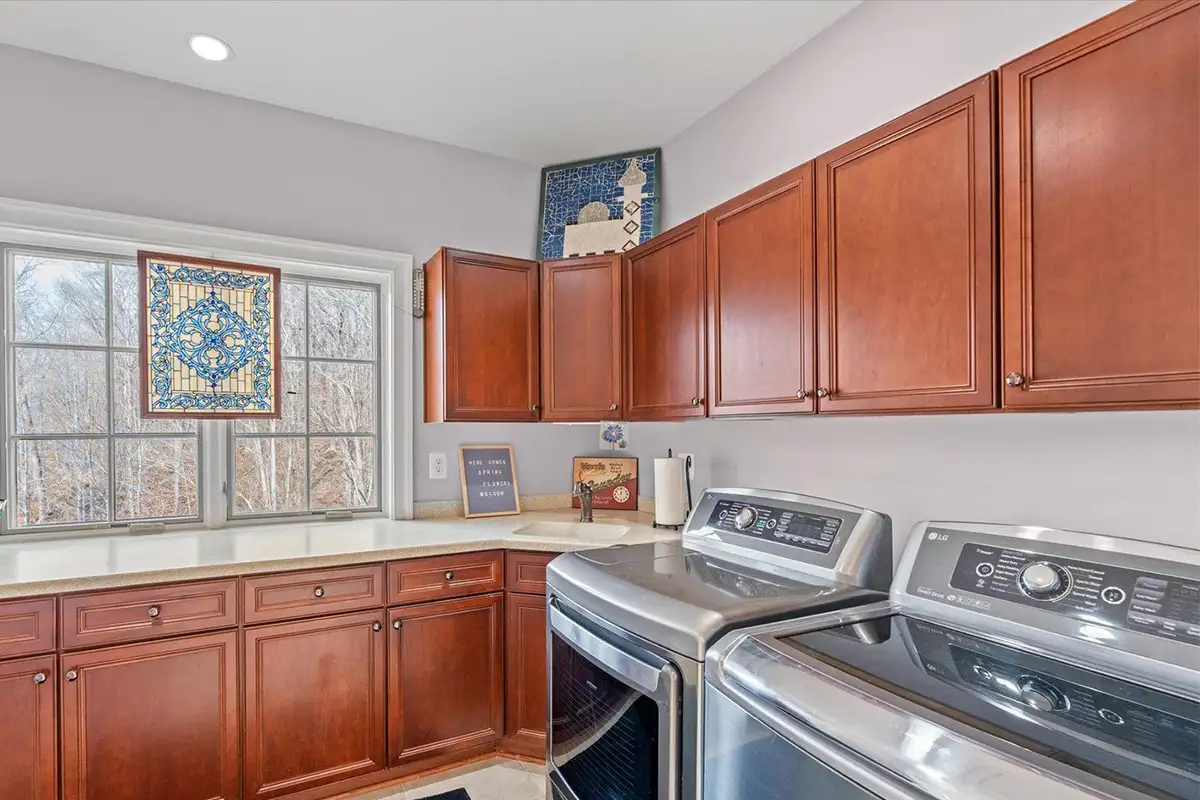 Laundry room of 10036 Lake Occoquan Dr