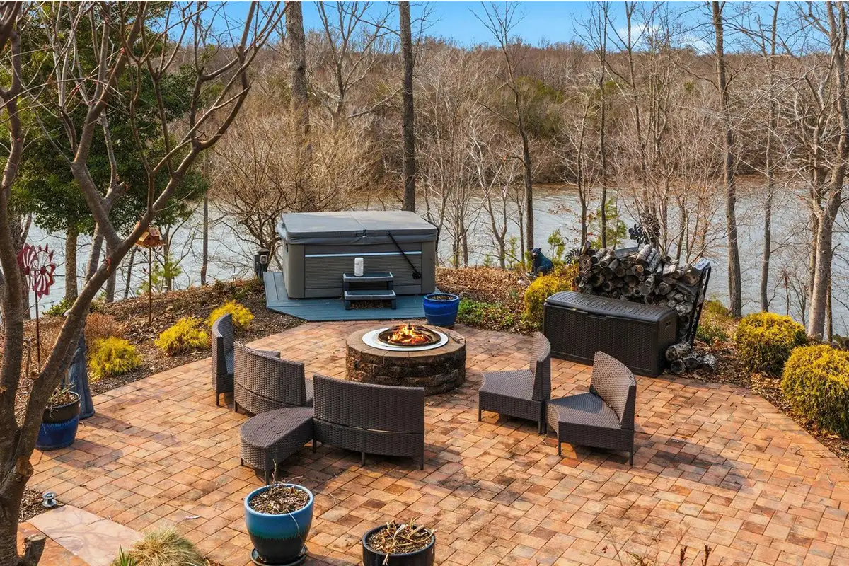 Backyard with jacuzzi and firepit of 10036 Lake Occoquan Dr