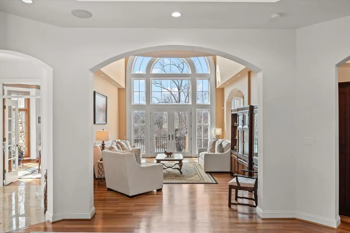 Living room with arch windows of 10036 Lake Occoquan Dr
