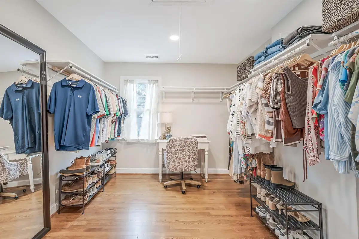 Walk-in closet of 5723 4th St