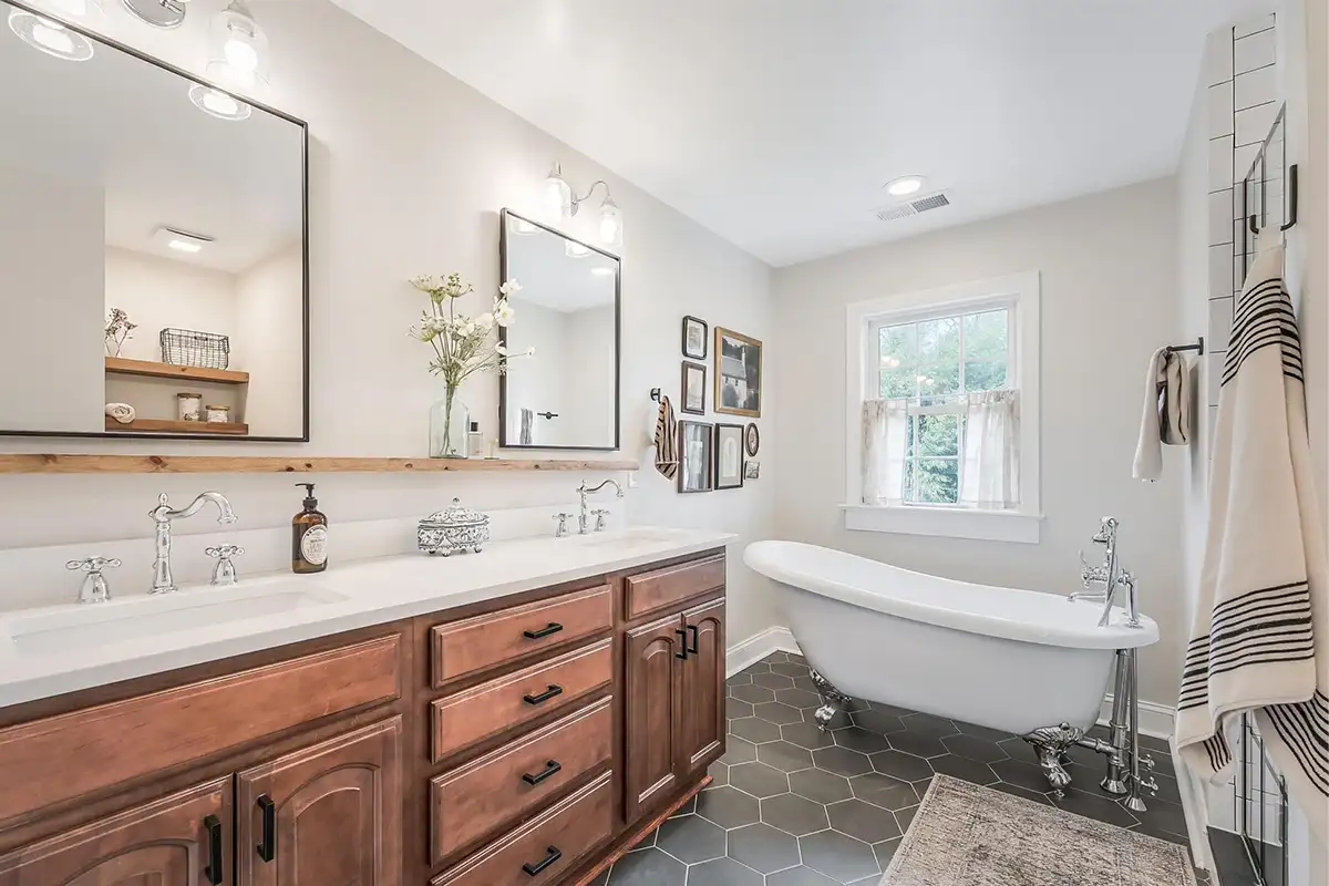 Ensuite bathroom of 5723 4th St