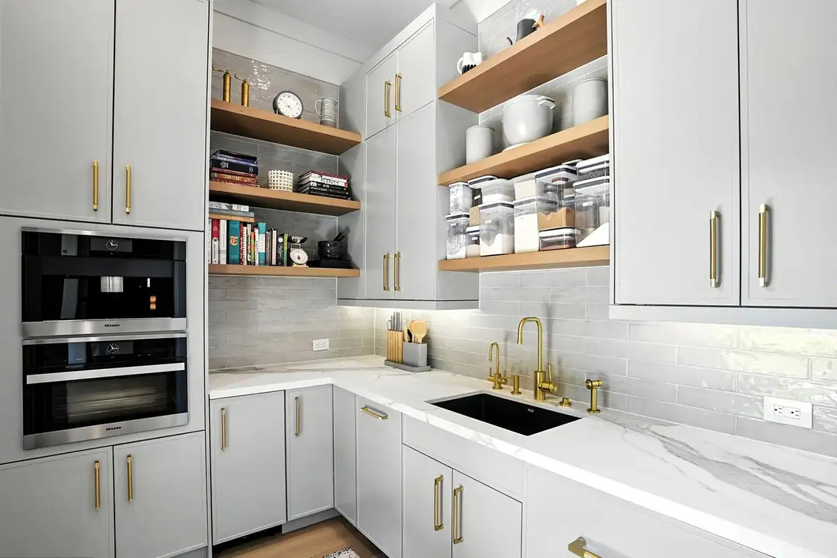 Butler's pantry with a convection oven, coffee system, sub-zero refrigerator drawers, and ice maker of 1200 Jossie Lane.