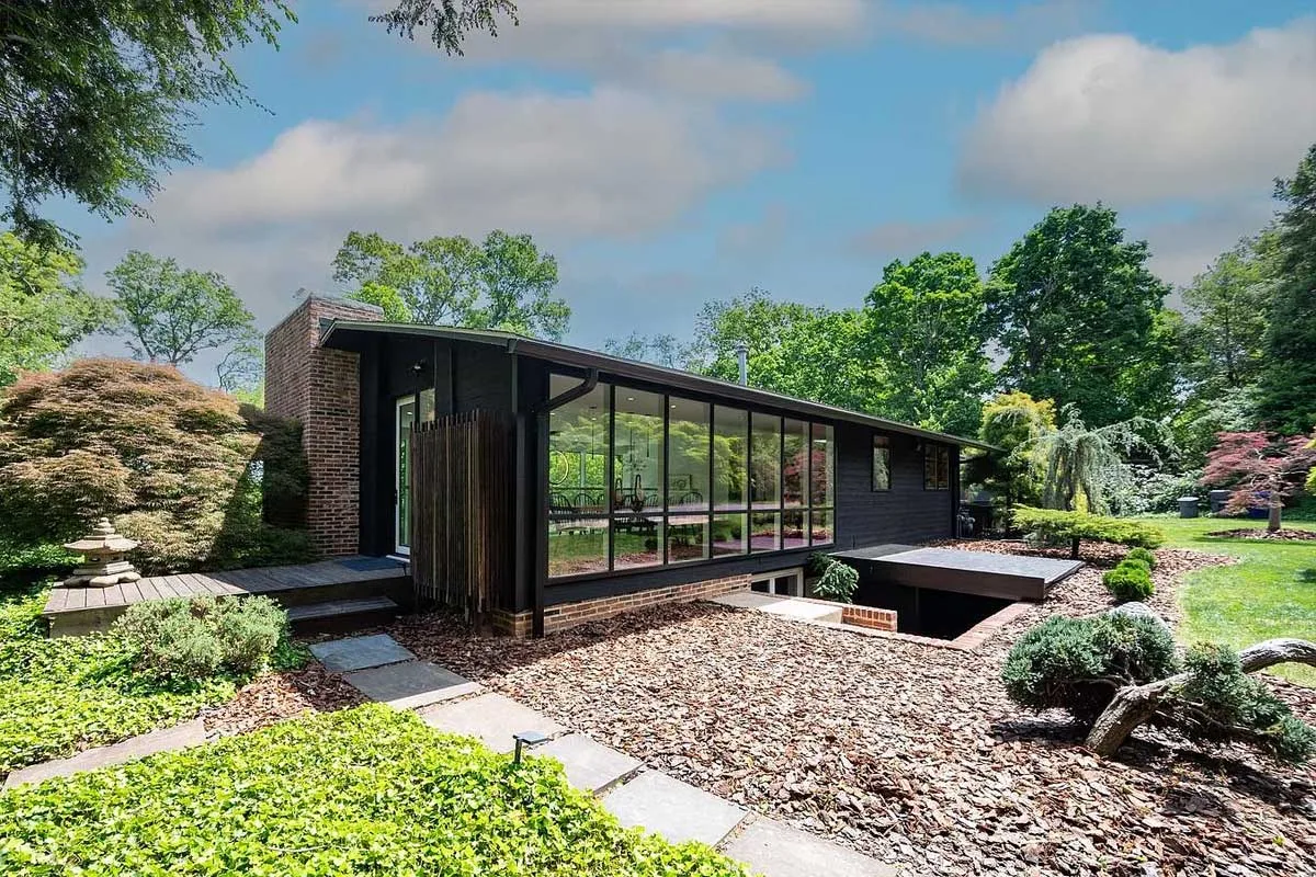 On the Market: Roberta Flack’s Former Alexandria Home