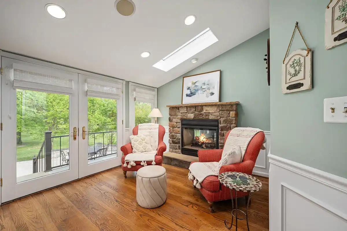 sitting area with gas fireplace