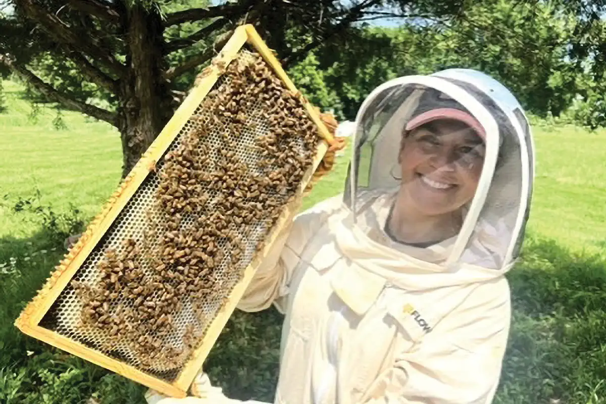 Vanessa Escobar beekeeping